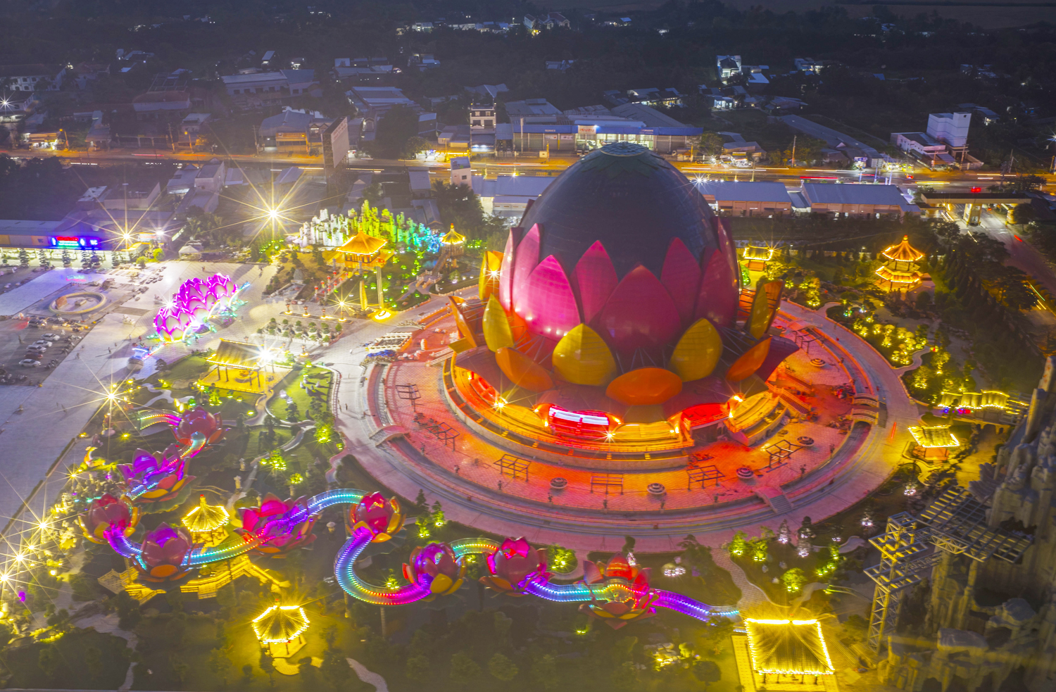 Liên Hoa Bảo Tháp Tân Huê Viên - Góc Check-In Mới Siêu HOT Ở Sóc Trăng