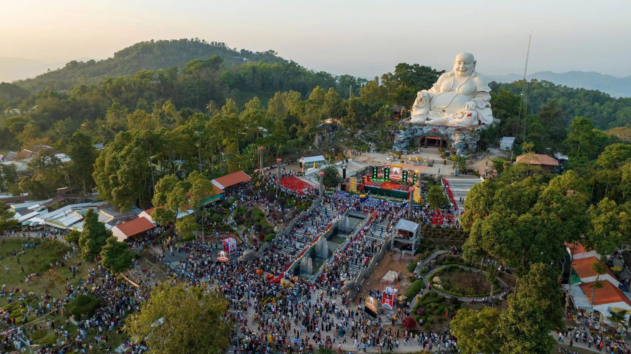 Thuê Xe Limousine Cần Thơ Châu Đốc An Giang - Sân Bay Tân Sơn Nhất   